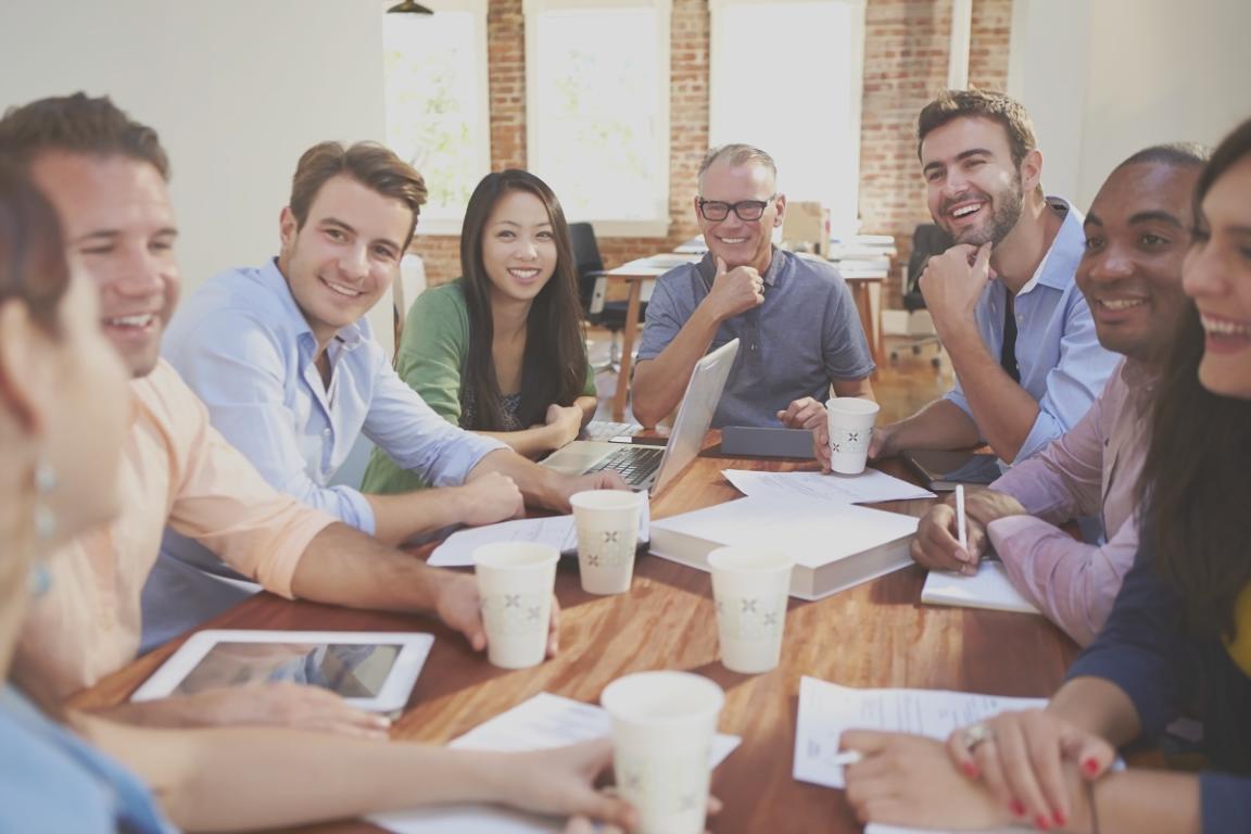 Estudiantes diversos colaborando en proyecto empresarial