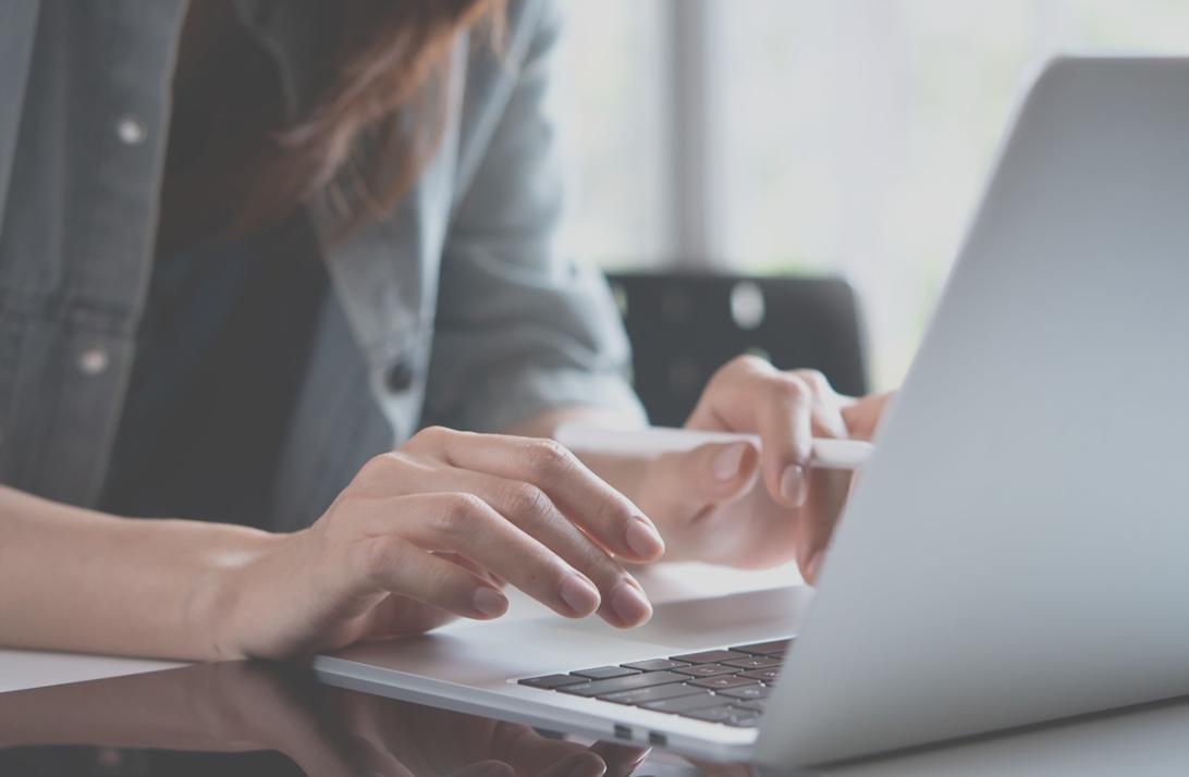 Estudiantes participando en sesión interactiva de webinar empresarial